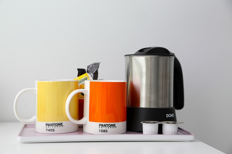 Coffee mugs with the Pantone logo 