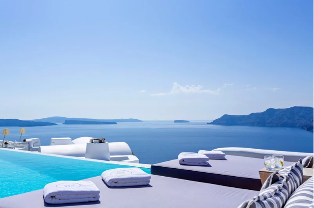 Katikies Hotel in Santorini, pool bar view